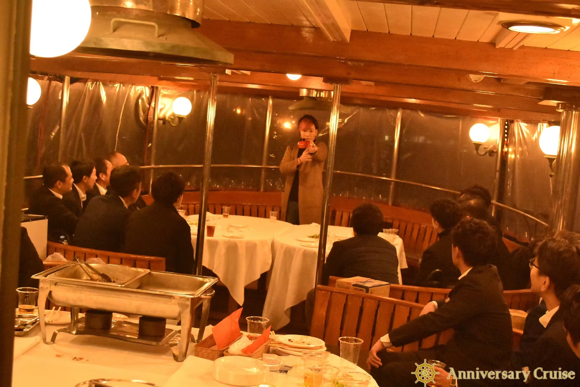 東京都 墨田区のクルージングにマジシャン 巳碧 (ミタマ)さんを派遣しました。