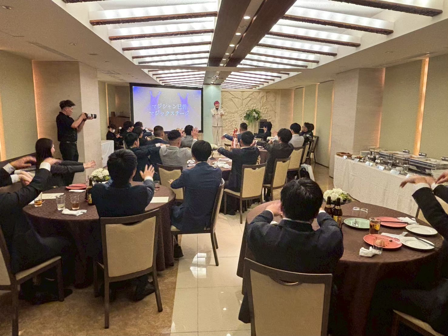 東京都新宿区の年末総会にマジシャン巳碧(ミタマ)さんを派遣しました